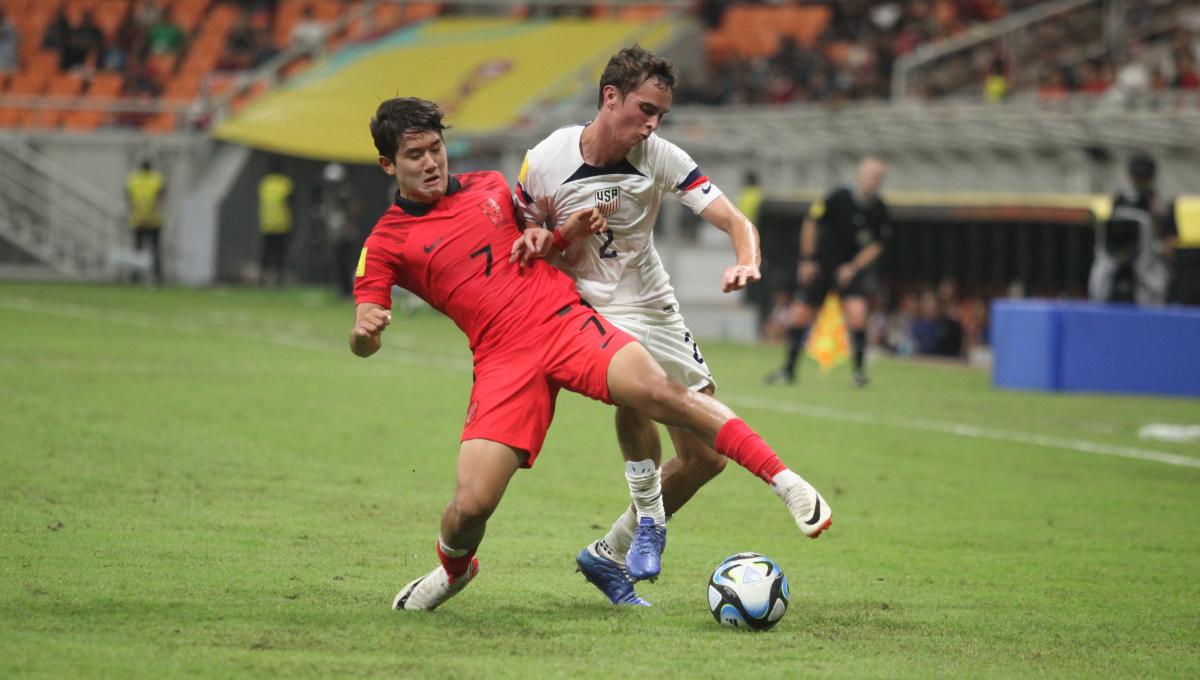 Duel antara pemain Korsel, Yoon Doyong dengan pemain USA, Oscar Verhoeven pada laga fase grup E Piala Dunia U-17 2023 di Stadion JIS, Minggu (12/11/23).