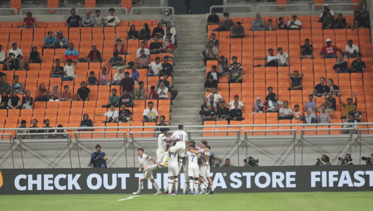 Selebrasi para pemain USA usai mencetak gol ke gawang Korsel pada laga fase grup E Piala Dunia U-17 2023 di Stadion JIS, Minggu (12/11/23).