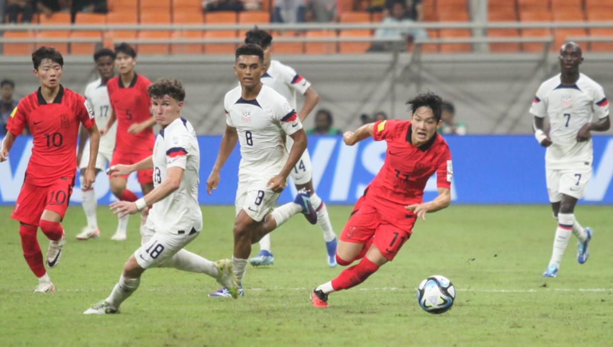 Pemain Korsel, Yang Minhyeok mencoba melewati pemain USA,bDavid Vazquez pada laga fase grup E Piala Dunia U-17 2023 di Stadion JIS, Minggu (12/11/23).