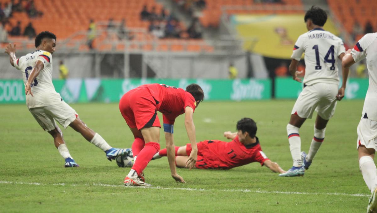 Pemain Korsel gagal melewati hadangan pemain USA pada laga fase grup E Piala Dunia U-17 2023 di Stadion JIS, Minggu (12/11/23).