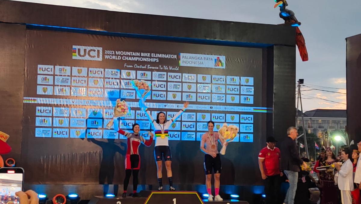 Pebalap sepeda wakil Indonesia, Dara Latifah meraih posisi runner up kategori woman UCI MTB World Championship 2023, Minggu (12/11/23). - INDOSPORT