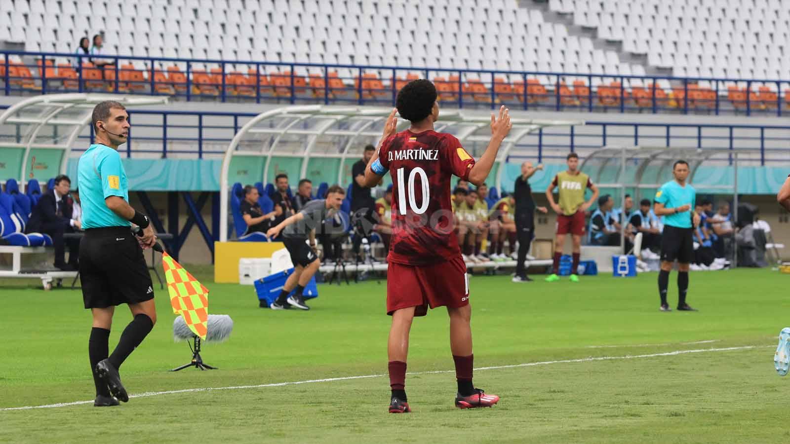 Gelandang Venezuela U-17, Martinez David merayakan golnya ke gawang Selandia Baru, pada pertandingan Grup F Piala Dunia U-17 2023 di Stadion Si Jalak Harupat, Kabupaten Bandung, Minggu (12/11/23).