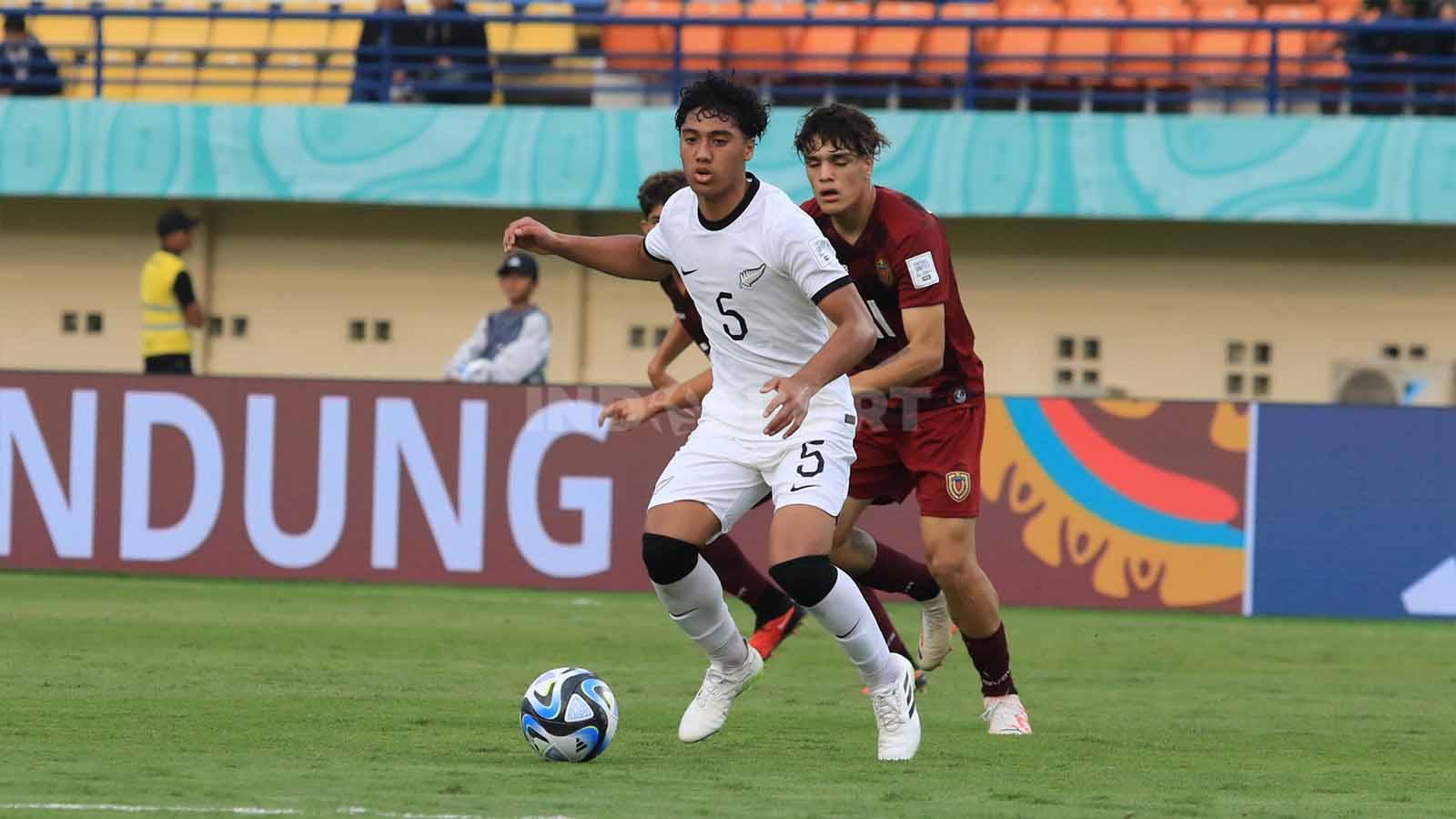 Bek Selandia Baru, Isaako Anton menguasai bola saat menghadapi Venezuela U-17, pada pertandingan Grup F Piala Dunia U-17 2023 di Stadion Si Jalak Harupat, Kabupaten Bandung, Minggu (12/11/23).
