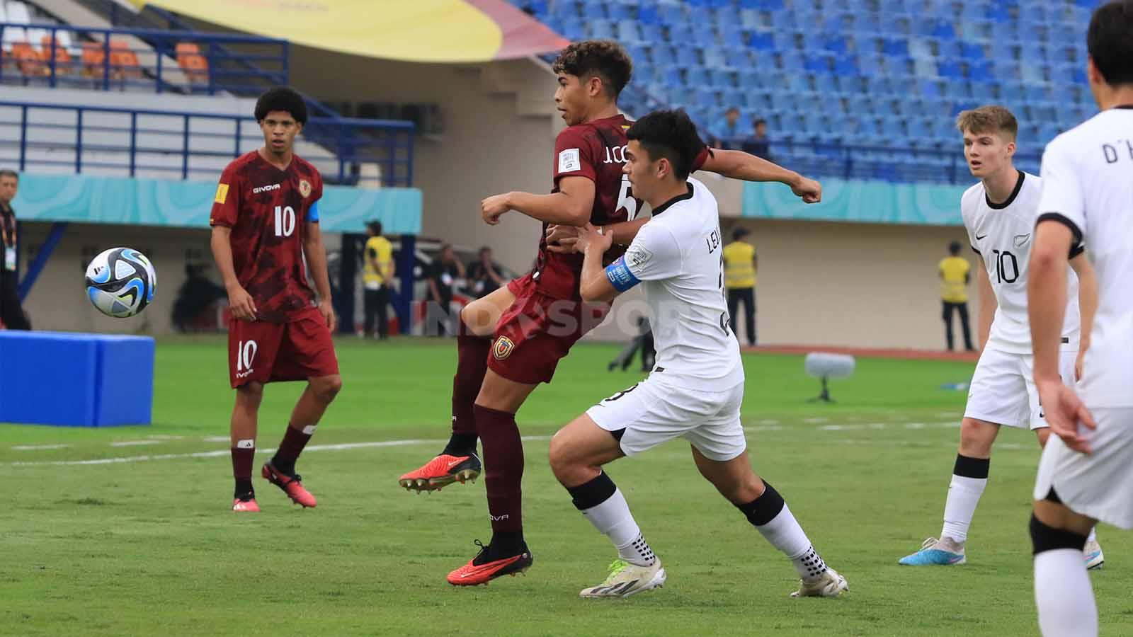 Stiker Venezuela U-17, Correa Jose mendapat pengawalan ketat dari pemain Selandia Baru, pada pertandingan Grup F Piala Dunia U-17 2023 di Stadion Si Jalak Harupat, Kabupaten Bandung, Minggu (12/11/23).