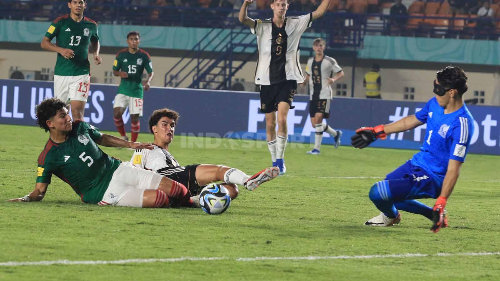 Kemelut terjadi di gawang Meksiko U-17 pada pertandingan Grup F Piala Dunia U-17 2023 menghadapi Jerman U-17, di Stadion Si Jalak Harupat, Kabupaten Bandung, Minggu (12/11/23). (Foto: Arif Rahman/INDOSPORT)