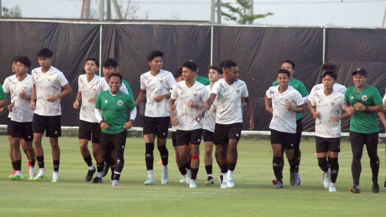 Timnas Indonesia menggelar official training di Lapangan A Kompleks Stadion GBT Surabaya menjelang lawan Panama di Piala Dunia U-17. (Foto: Fitra Herdian/INDOSPORT) - INDOSPORT