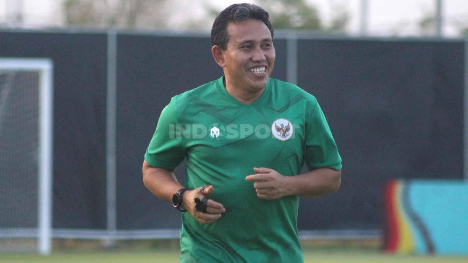 Pelatih Timnas Indonesia U-17, Bima Sakti, akan menyerahkan semua keputusan selanjutnya kepada pengurus PSSI terkait nasibnya. (Fitra Herdian/INDOSPORT)