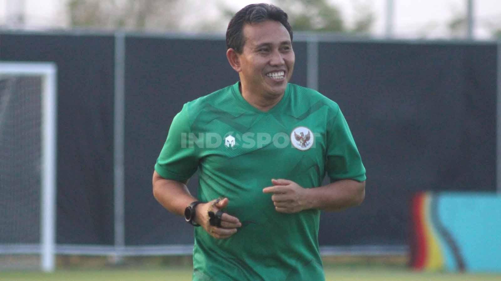 Pelatih Timnas Indonesia U-17, Bima Sakti, akan menyerahkan semua keputusan selanjutnya kepada pengurus PSSI terkait nasibnya. (Fitra Herdian/INDOSPORT) - INDOSPORT