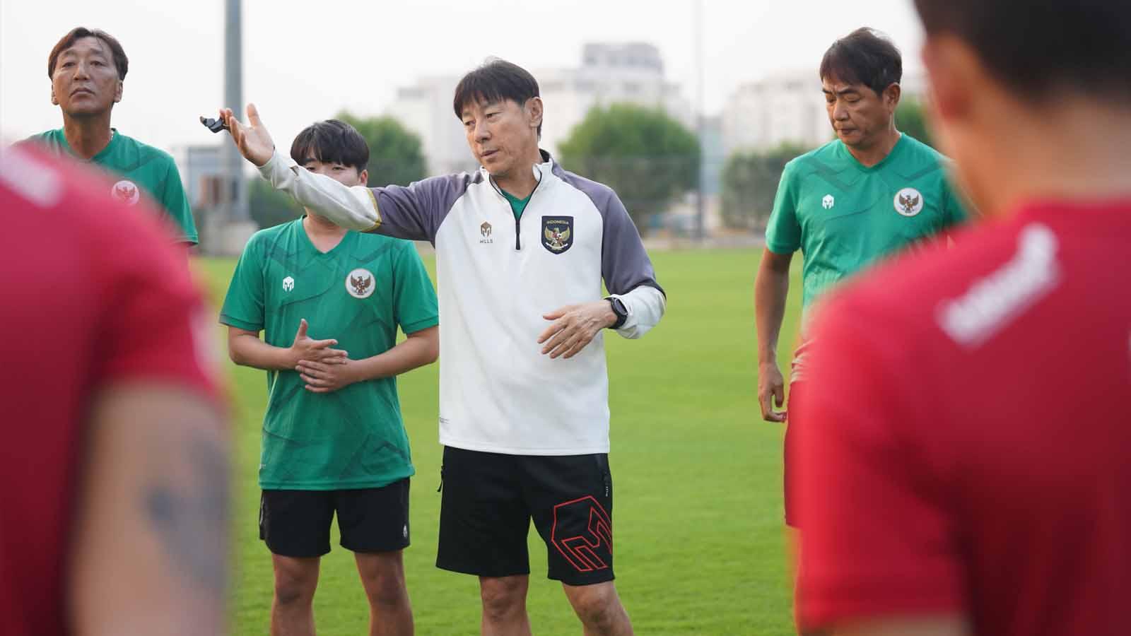 Timnas Indonesia saat menjalani latihan perdana di Irak dengan pelatih Shin Tae-yong, usai tiba pada hari Minggu (12/11/23) di Stadion Internasional Basra, Irak. (Foto: pssi.org)