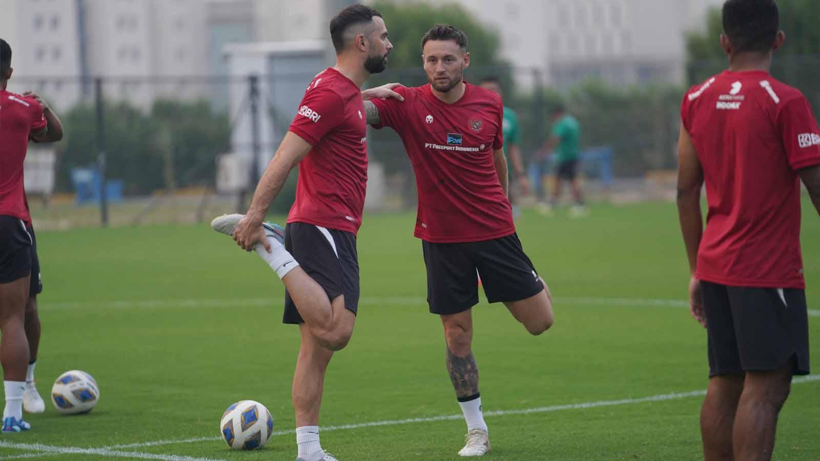 Jordi Amat dan Marc Klok saat menjalani latihan perdana di Irak, usai tiba pada hari Minggu (12/11/23) di Stadion Internasional Basra, Irak. (Foto: pssi.org)