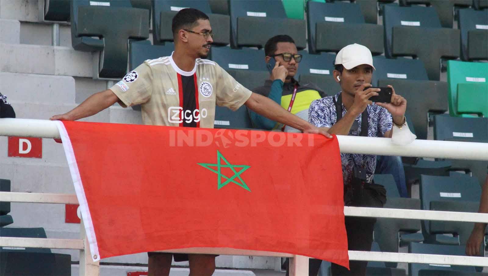 Suporter Maroko datang ke Stadion Gelora Bung Tomo untuk mendukung pemain-pemain melawan Ekuador di Piala DuniaU-17. (Foto: Fitra Herdian/INDOSPORT)