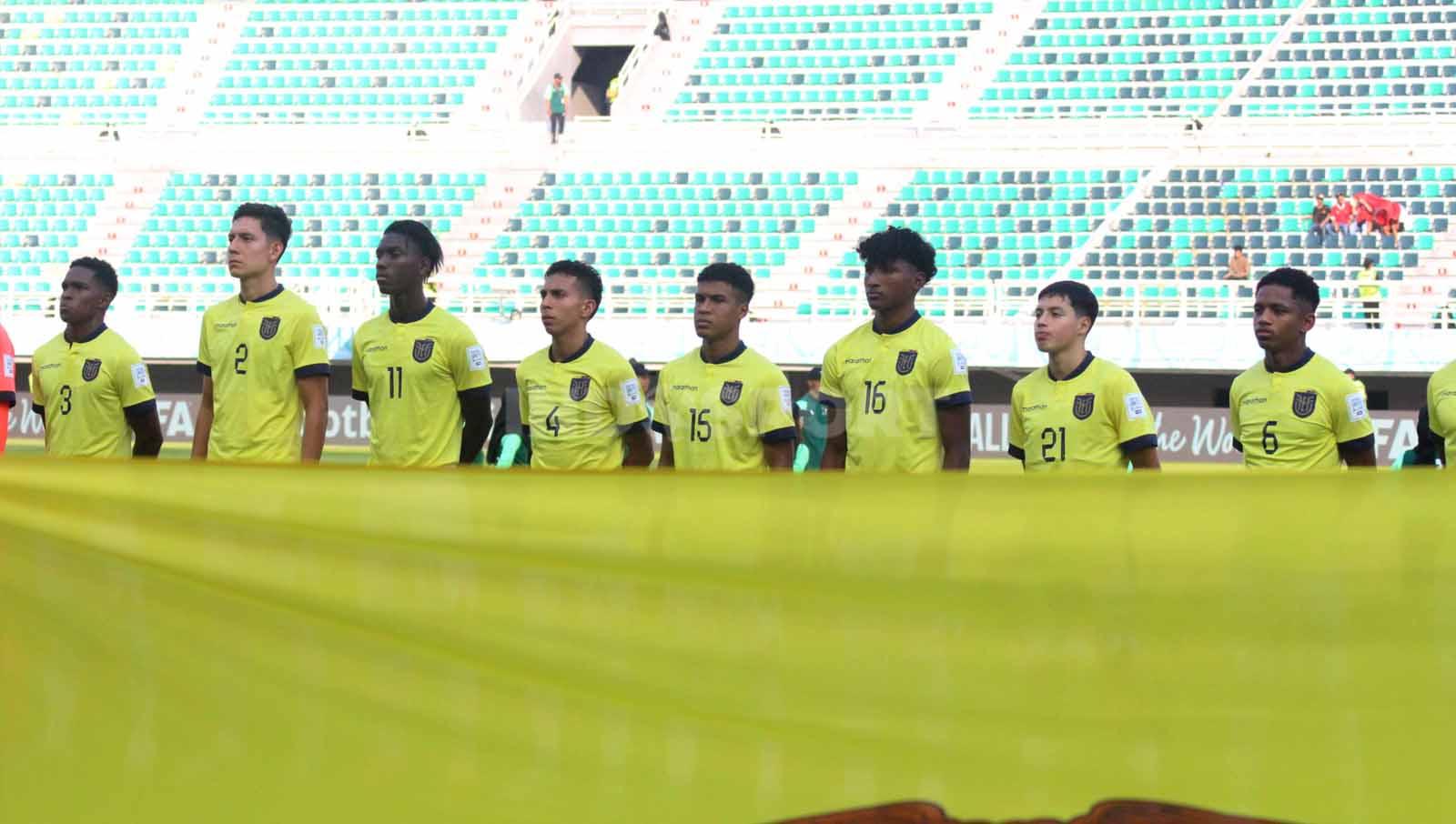 Timnas Ekuador U-17 khidmat menyanyikan lagu negara sebelum pertandingan. (Foto: Fitra Herdian/INDOSPORT)