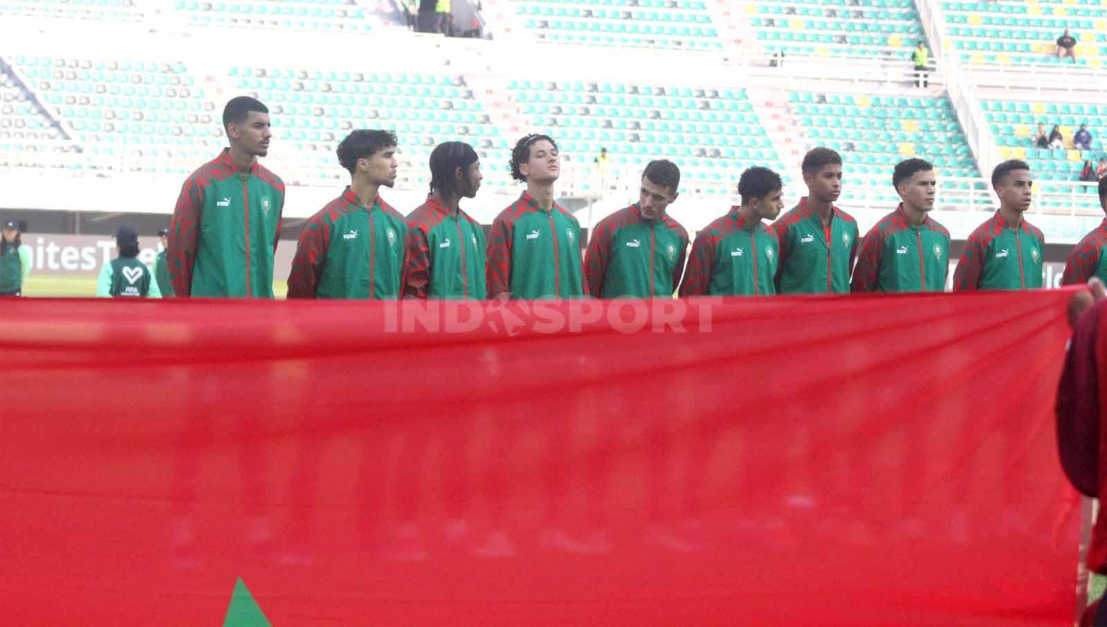 Timnas Maroko U-17 menyanyikan lagu negara sebelum pertandingan. (Foto: Fitra Herdian/INDOSPORT)