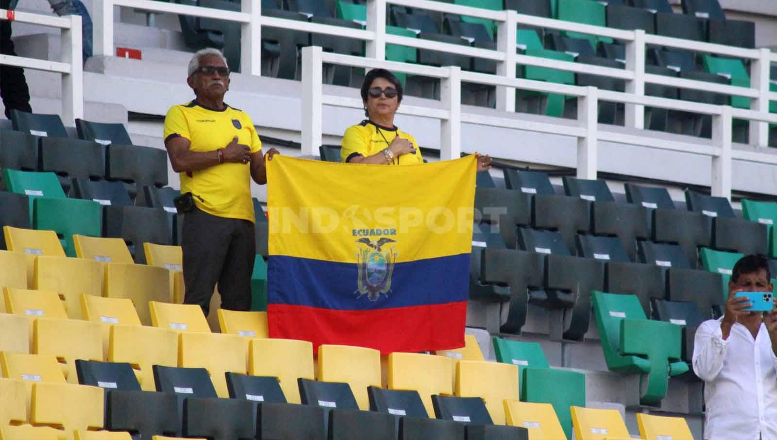 Suporter Ekuador U-17 datang langsung ke Stadion Gelora Bung Tomo untuk mendukung langsung dari atas tribun. (Foto: Fitra Herdian/INDOSPORT)