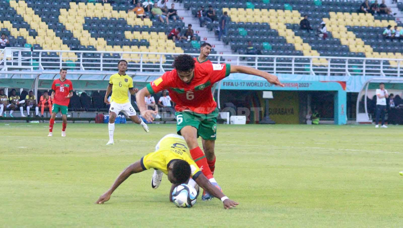 Pemain Maroko U-17 Mehdi Akoumi dijegal pemain Ekuador U-17 Ivis Davis pada laga Piala Dunia U-17. (Foto: Fitra Herdian/INDOSPORT)