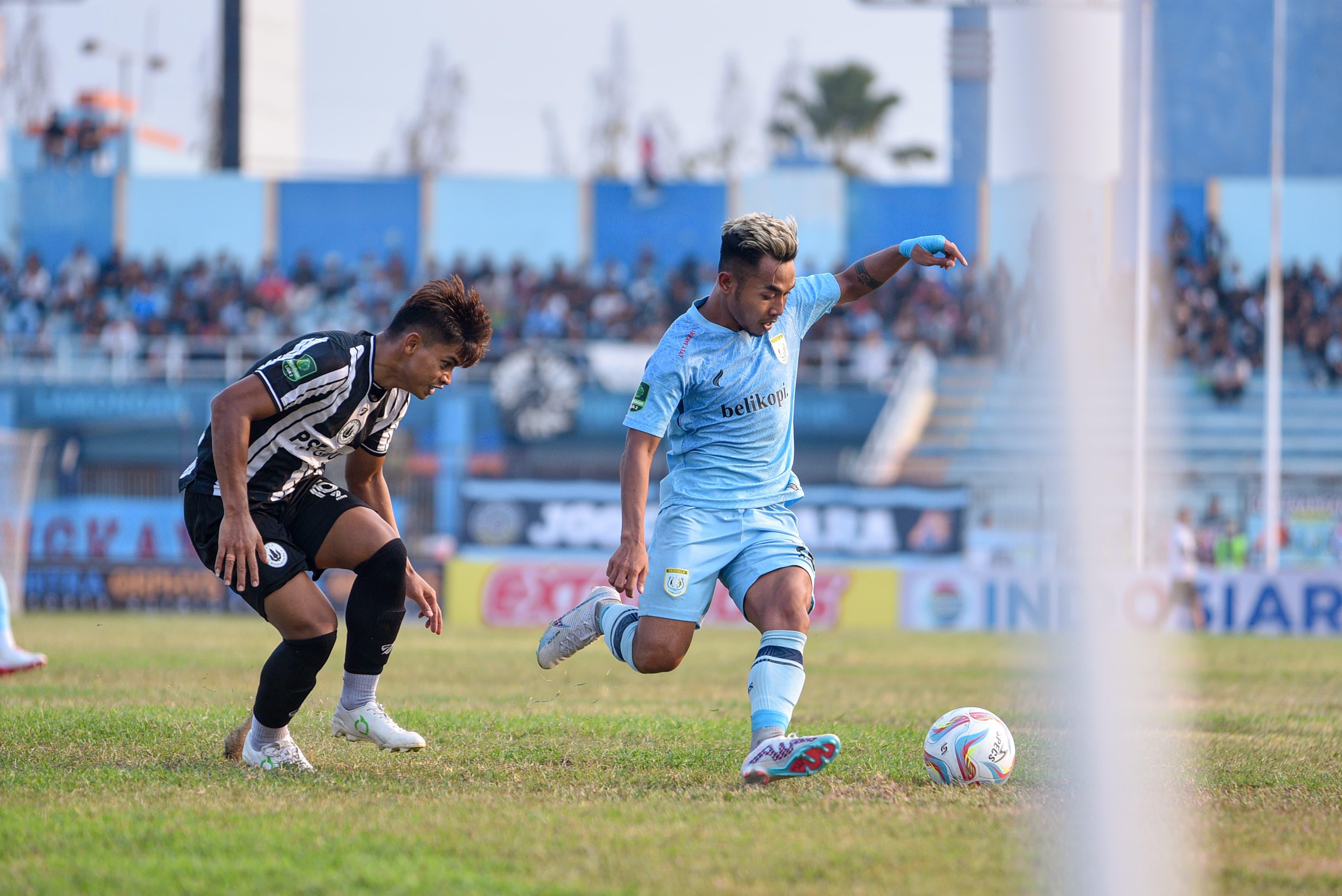 Berikut adalah rekap hasil Liga 2 2023/2024 untuk laga pada hari ini, Senin (13/11/23), melibatkan enam klub dari berbagai grup. (Foto: MO Persela Lamongan))