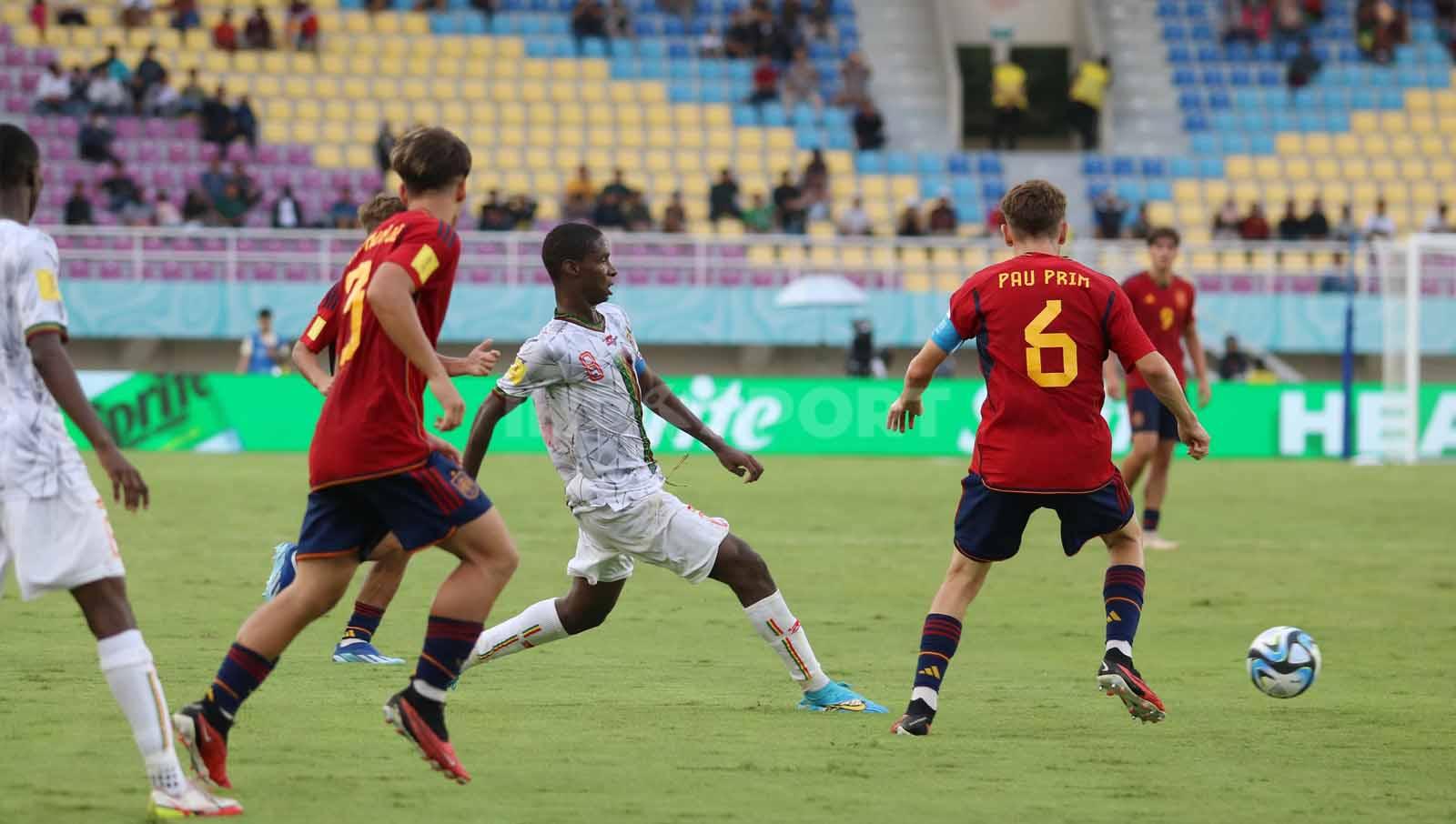 Gelandang Mali, Ibrahim Diarra, melepaskan umpan dalam pertandingan Piala Dunia U-17 2023 grup B di Stadion Manahan Solo, Senin (13/11/23). (Foto: Nofik Lukman Hakim/INDOSPORT)