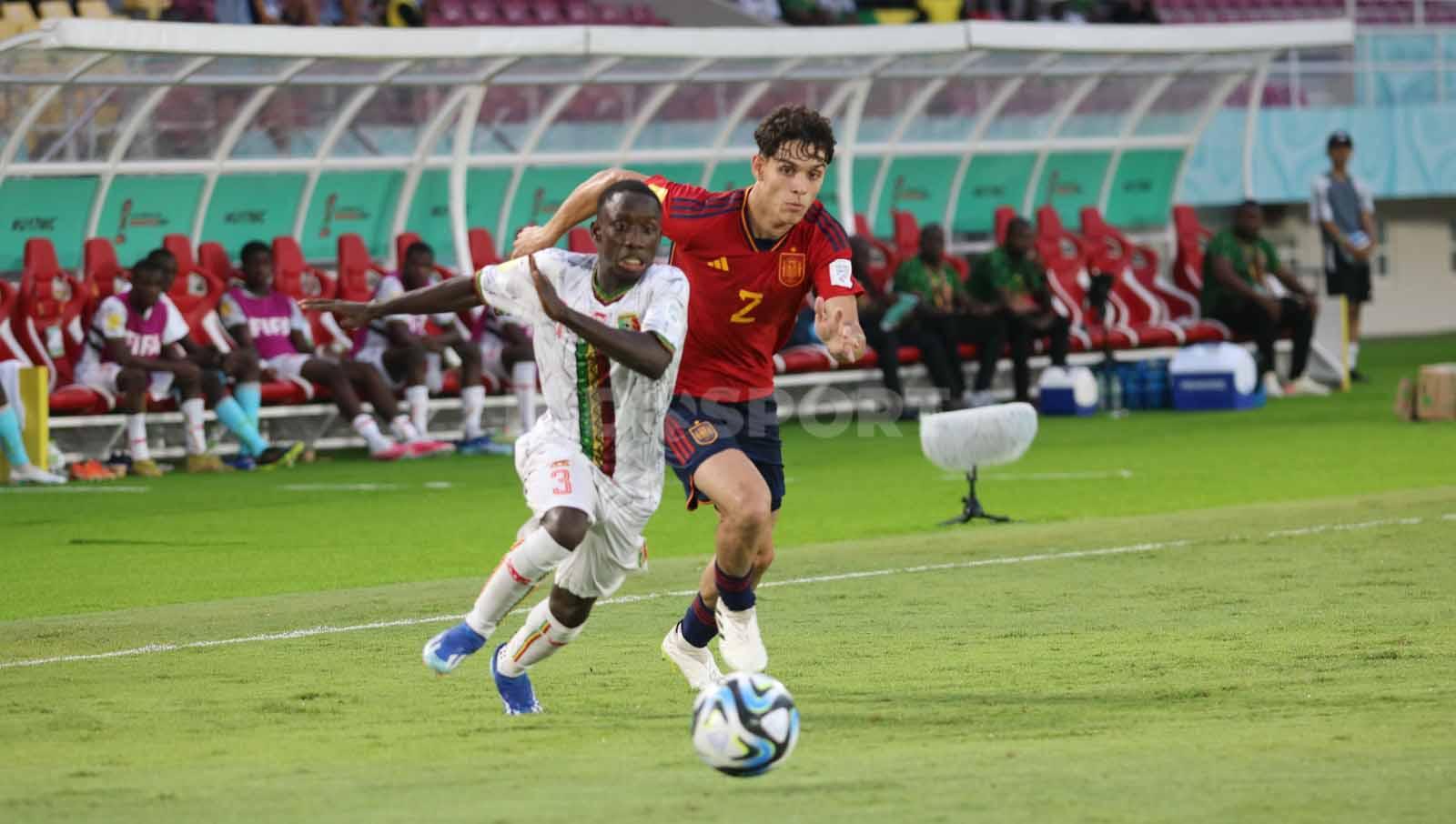 Bek Spanyol, Hector Fort, berusaha melewati bek Mali, Hamidou Makalou, dalam pertandingan Piala Dunia U-17 2023 grup B di Stadion Manahan Solo, Senin (13/11/23). (Foto: Nofik Lukman Hakim/INDOSPORT)