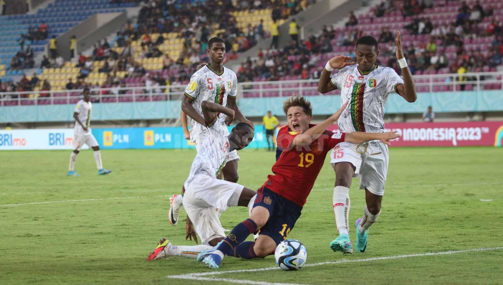 Gelandang Spanyol, Daniel Yanez, terjatuh setelah berduel dengan bek Mali dalam pertandingan Piala Dunia U-17 2023 grup B di Stadion Manahan Solo, Senin (13/11/23).