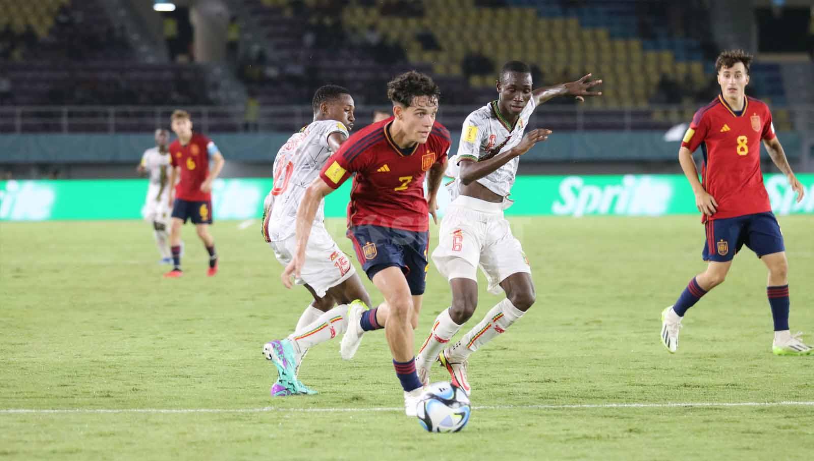 Bek Spanyol, Hector Fort, saat berada di depan gawang Mali dalam pertandingan Piala Dunia U-17 2023 grup B di Stadion Manahan Solo, Senin (13/11/23).