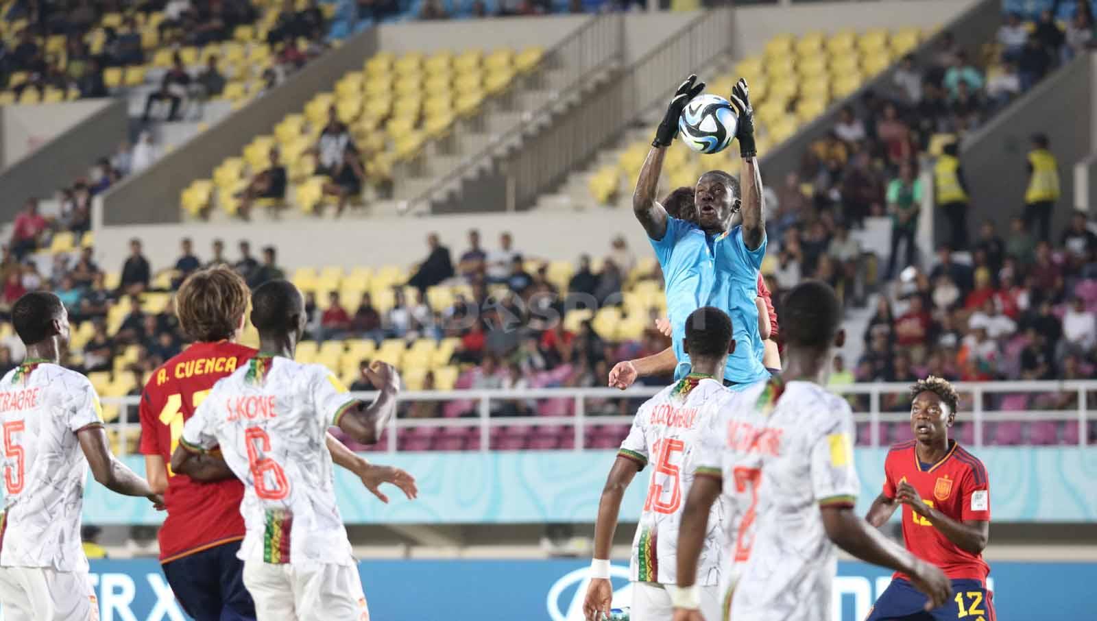 Kiper Mali, Bourama Kone, tampil bagus dalam pertandingan Piala Dunia U-17 2023 grup B melawan Spanyol di Stadion Manahan Solo, Senin (13/11/23).
