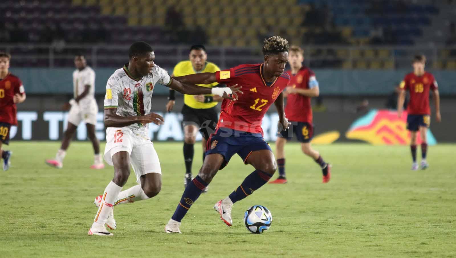 Winger Spanyol, Igor Oyono, saat melewati kawalan bek Mali, Gaoussau Kone, dalam pertandingan Piala Dunia U-17 2023 grup B di Stadion Manahan Solo, Senin (13/11/23).