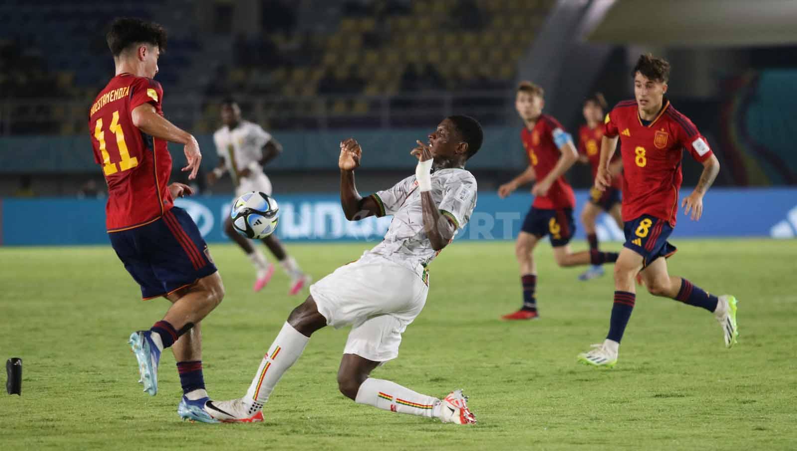 Duel Winger Spanyol, Pelo Huestamendia saat berduel dengan bek Mali dalam pertandingan Piala Dunia U-17 2023 grup B di Stadion Manahan Solo, Senin (13/11/23).