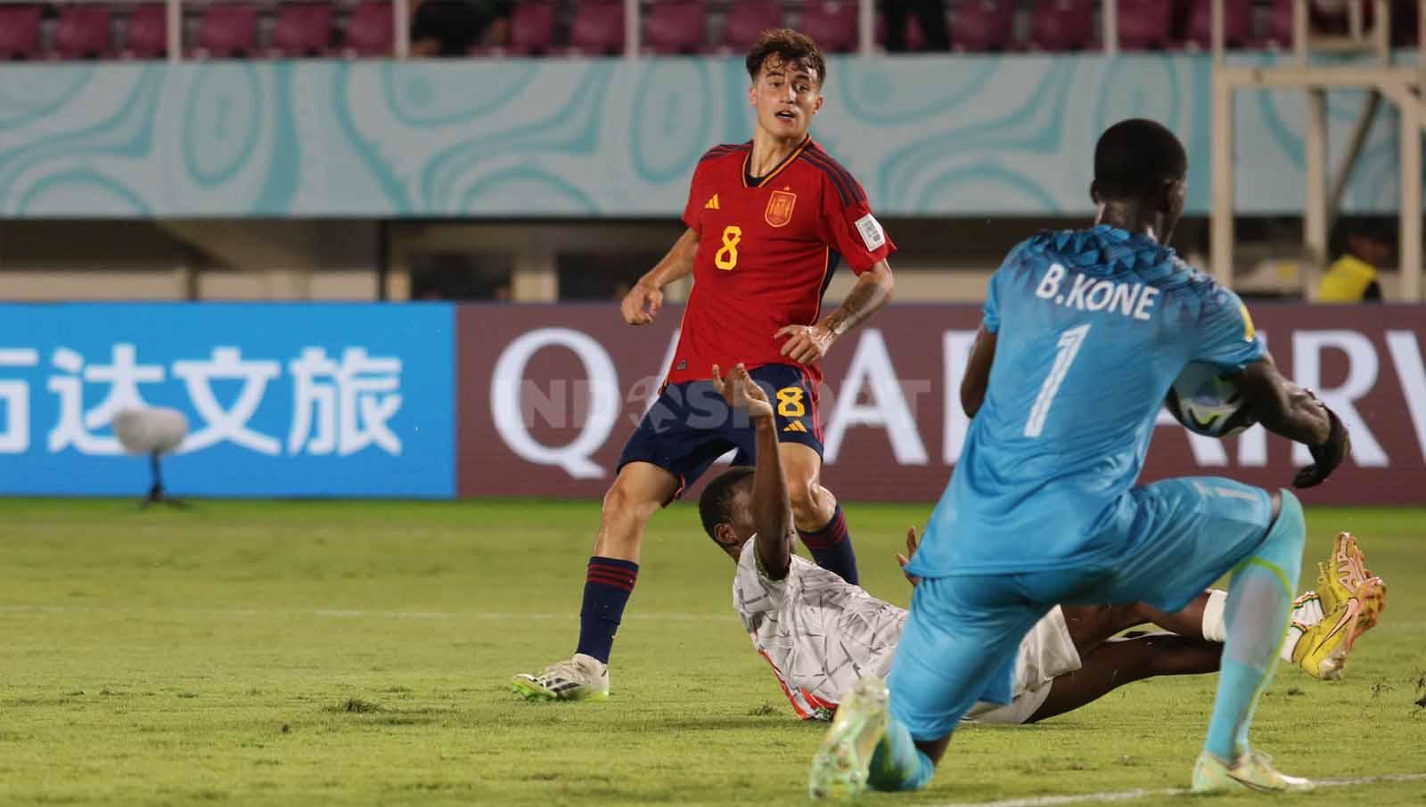 Pertahanan Mali sukses mematahkan serangan balik Spanyol lewat Roberto Martin dalam pertandingan Piala Dunia U-17 2023 grup B di Stadion Manahan Solo, Senin (13/11/23).