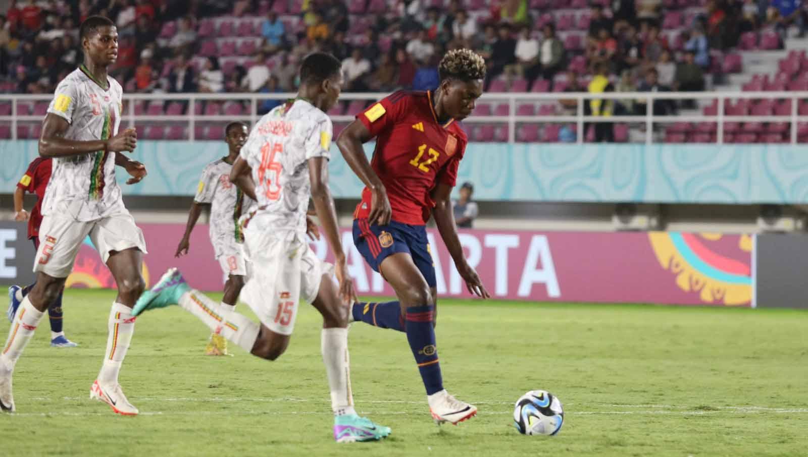 Winger Spanyol, Igor Oyono, saat melewati kawalan bek Mali, Gaoussau Kone, dalam pertandingan Piala Dunia U-17 2023 grup B di Stadion Manahan Solo, Senin (13/11/23).