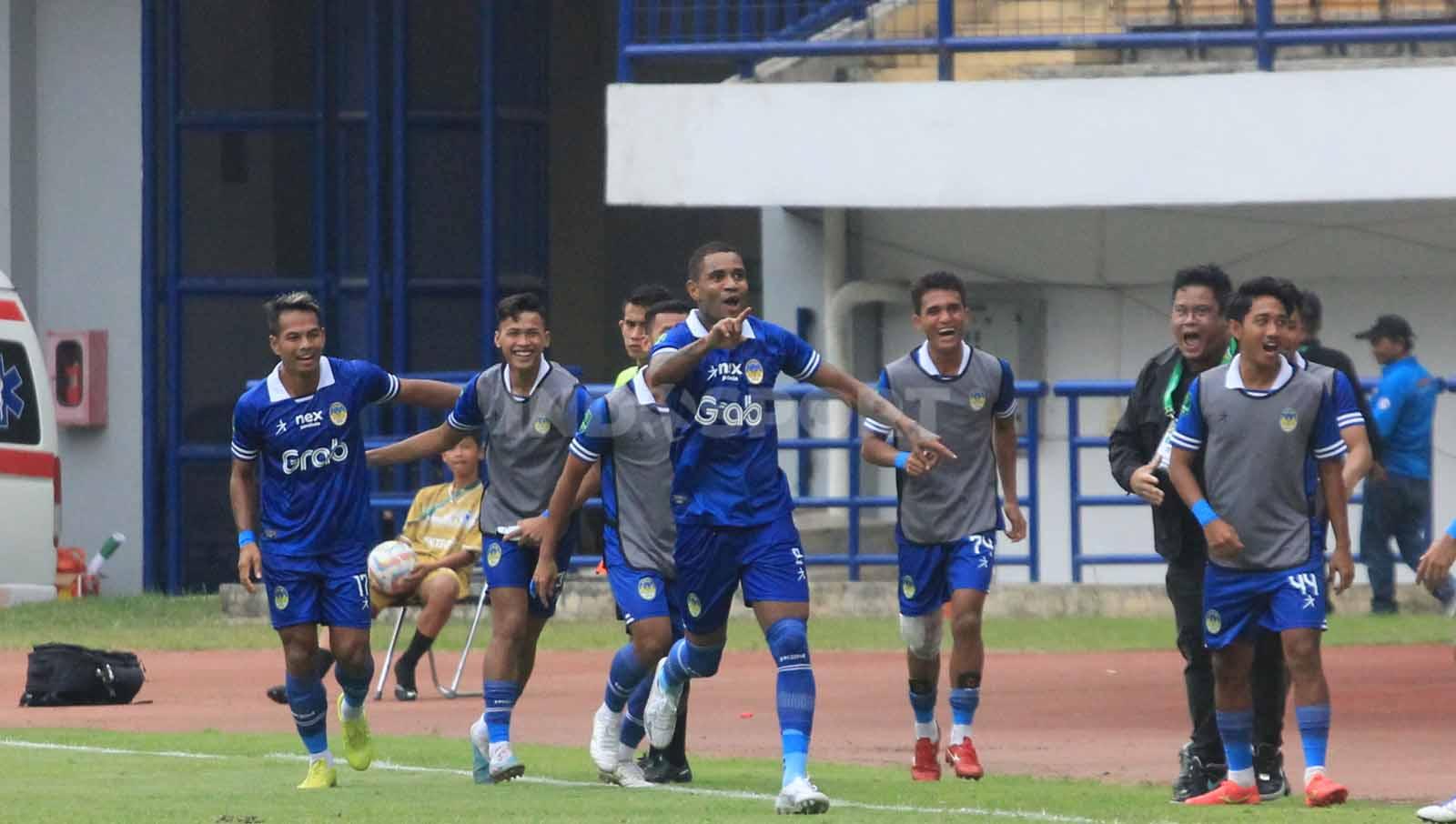 Striker PSIM Yogyakarta, Agusto Carvalho da Silva merayakan golnya ke gawang PSKC Cimahi,  yang membuat timnya meraih kemenangan 0-1 pada pekan ke-9 kompetisi Liga 2 2023-2024 di Stadion Gelora Bandung Lautan Api (GBLA), Kota Bandung, Senin (13/11/23). - INDOSPORT