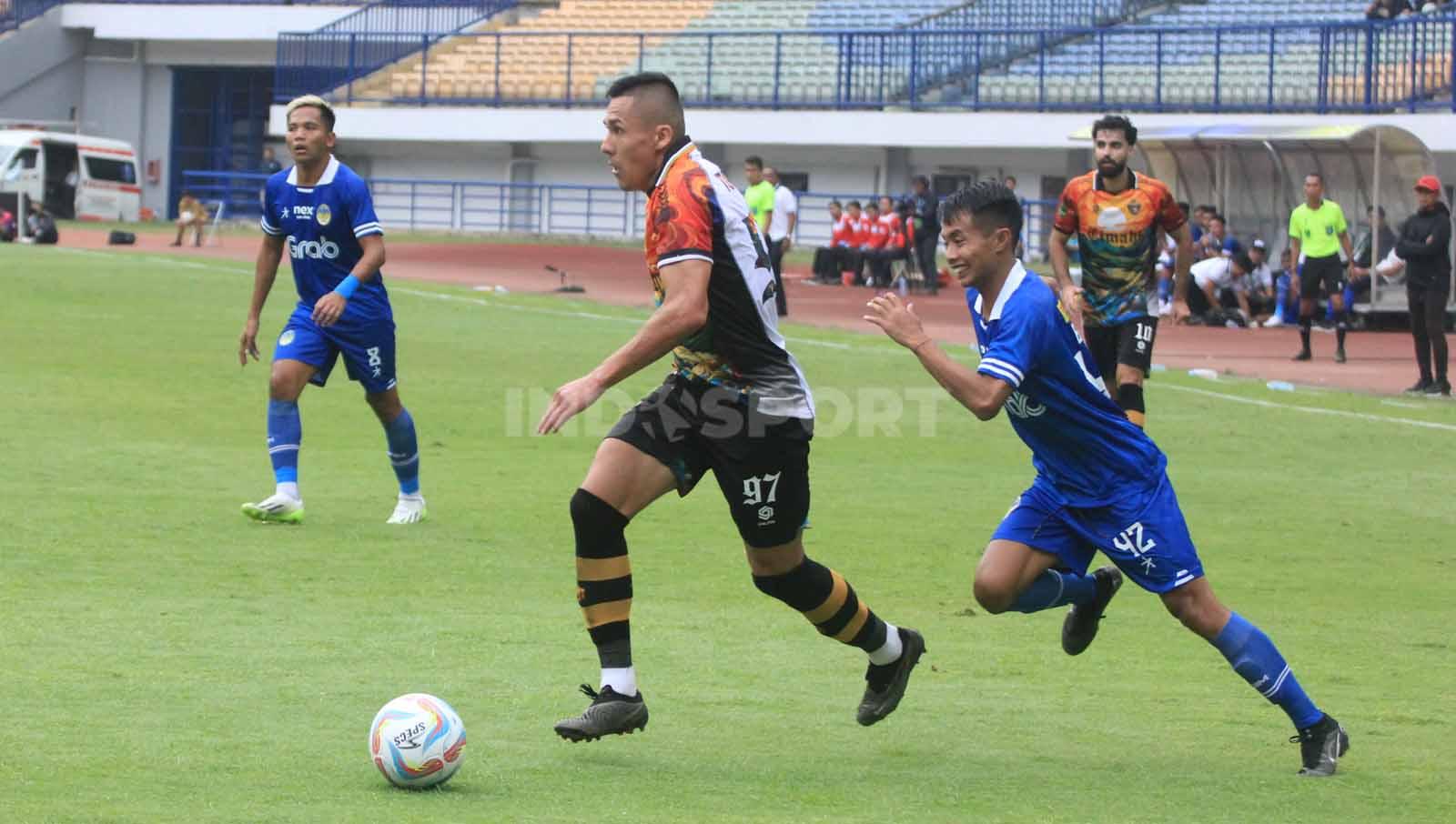 Bek PSKC Cimahi, Murdjon Tuychibaev menguasai bola saat menghadapi PSIM Yogyakarta pada pertandingan pekan ke-9 kompetisi Liga 2 2023-2024 di Stadion Gelora Bandung Lautan Api (GBLA), Kota Bandung, Senin (13/11/23).