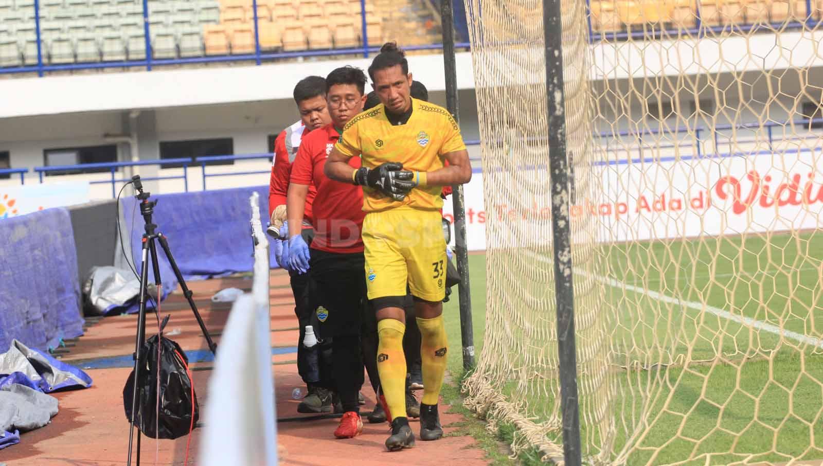 Kiper PSKC Cimahi, Dwi Kuswanto mengalami cedera,  saat menghadapi PSIM Yogyakarta pada pertandingan pekan ke-9 kompetisi Liga 2 2023-2024 di Stadion Gelora Bandung Lautan Api (GBLA), Kota Bandung, Senin (13/11/23).