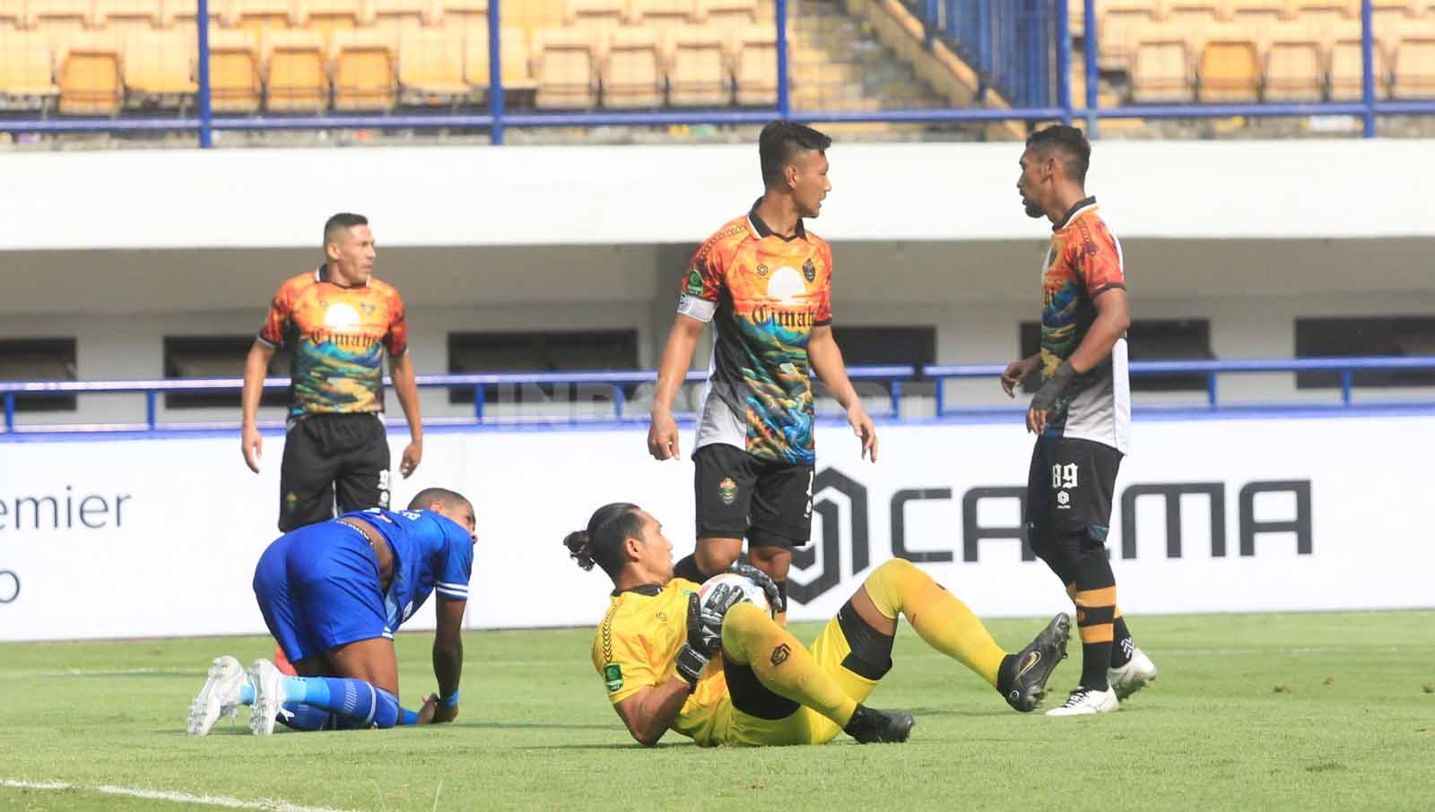 Kiper PSKC Cimahi, Dwi Kuswanto, mengamankan bola saat menghadapi PSIM Yogyakarta pada pertandingan pekan ke-9 kompetisi Liga 2 2023-2024 di Stadion Gelora Bandung Lautan Api (GBLA), Kota Bandung, Senin (13/11/23).