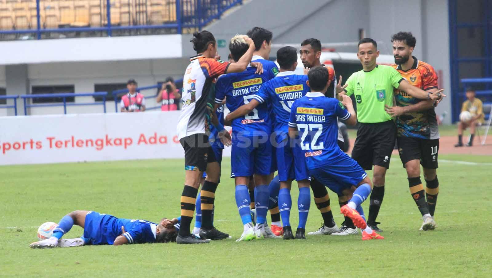 Pemain PSKC Cimahi, melakukan protes kepada wasit, saat menghadapi PSIM Yogyakarta pada pertandingan pekan ke-9 kompetisi Liga 2 2023-2024 di Stadion Gelora Bandung Lautan Api (GBLA), Kota Bandung, Senin (13/11/23).