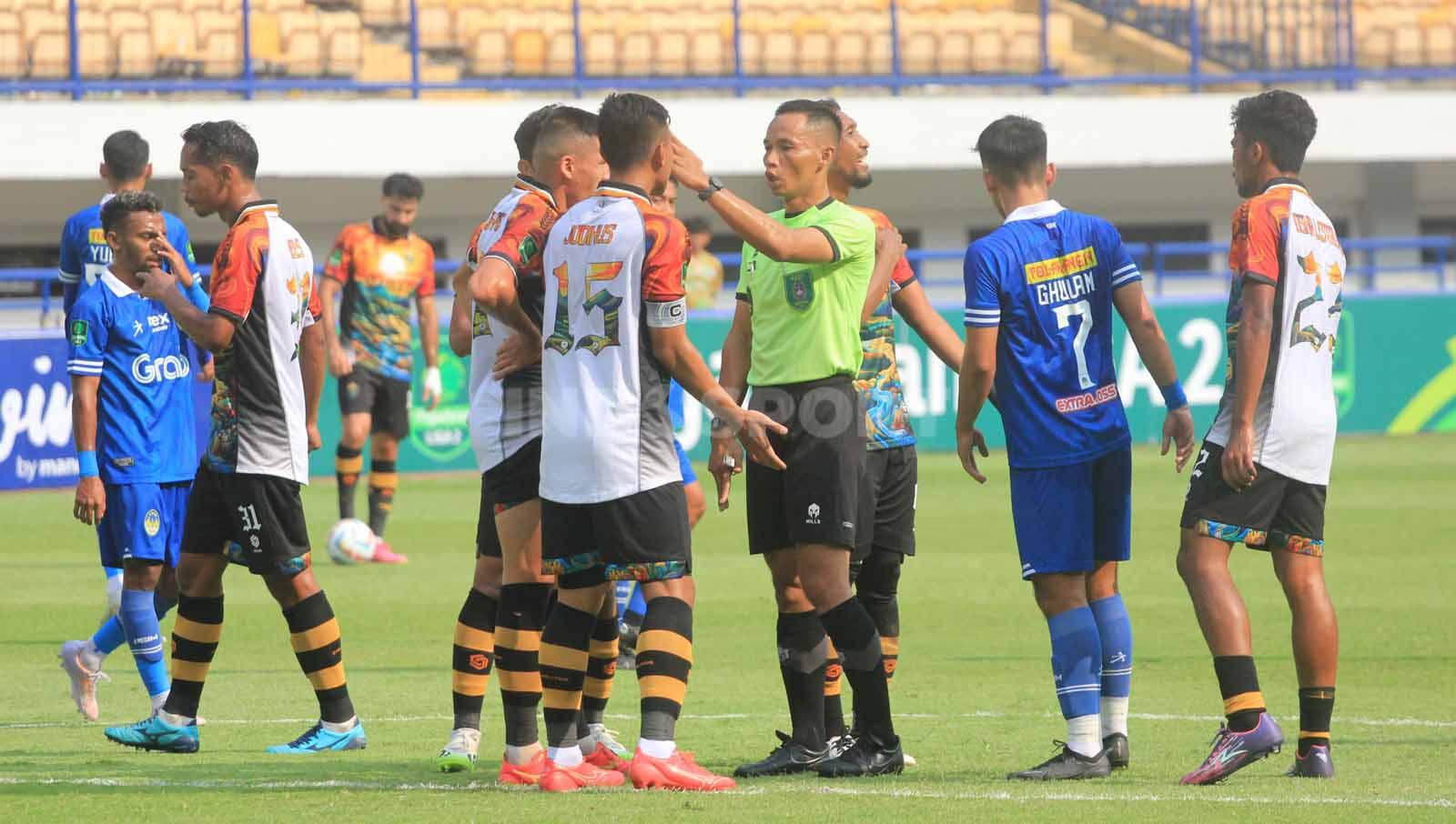 Pemain PSKC Cimahi, melakukan protes kepada wasit, saat menghadapi PSIM Yogyakarta pada pertandingan pekan ke-9 kompetisi Liga 2 2023-2024 di Stadion Gelora Bandung Lautan Api (GBLA), Kota Bandung, Senin (13/11/23).