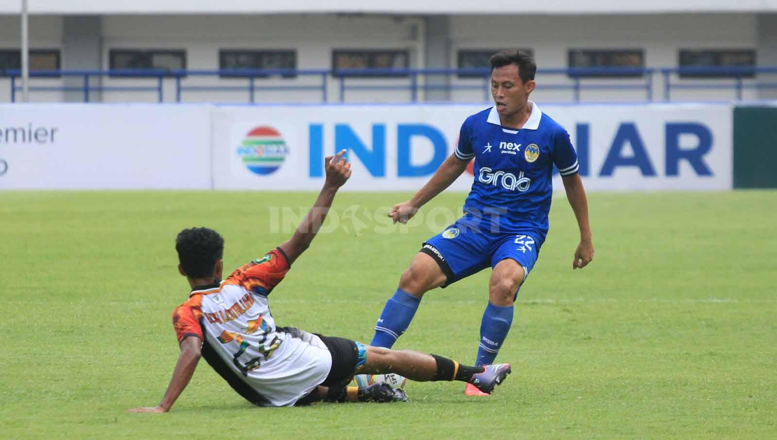 Bek PSIM Yogyakarta, Dias Angga Putra mendapat pengawalan ketat dari pemain PSKC Cimahi, pada pertandingan pekan ke-9 kompetisi Liga 2 2023-2024 di Stadion Gelora Bandung Lautan Api (GBLA), Kota Bandung, Senin (13/11/23).