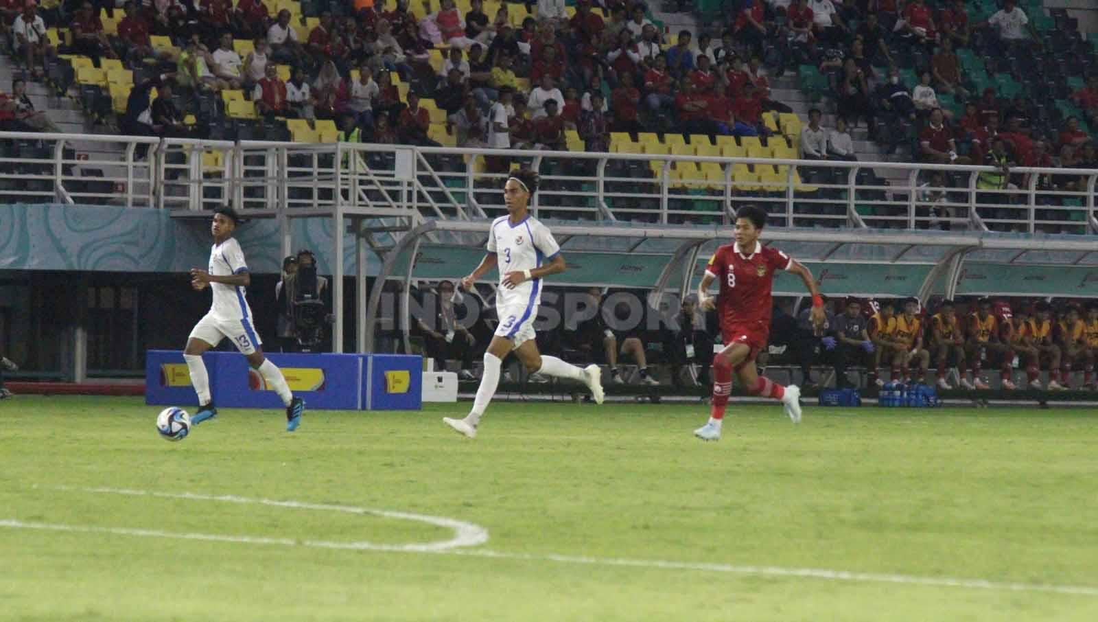 Pemain Indonesia U-17 Arkhan Kaka berusaha mengejar bola dari dua pemain Panama U-17 Eric Diaz dan Martin Krug pada laga Piala Dunia U-17 di Stadion Gelora Bung Tomo, Senin (13/11/23). (Foto: Fitra Herdian/INDOSPORT)