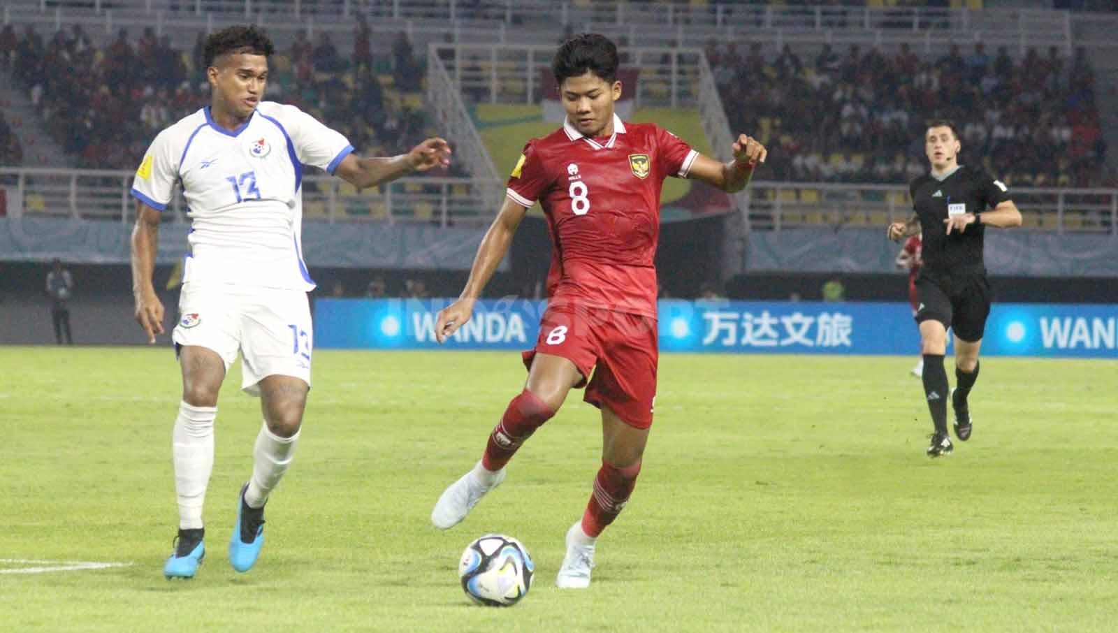 Arkhan Kaka ditempel ketat pemain Pamana U-17 Eric Diaz pada laga Piala Dunia U-17 di Stadion Gelora Bung Tomo, Senin (13/11/23). (Foto: Fitra Herdian/INDOSPORT)