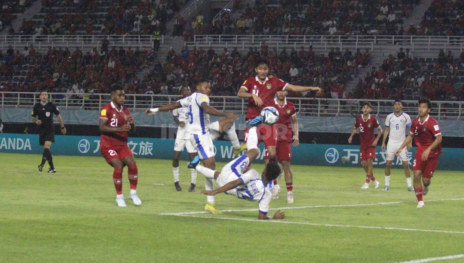 Pemain Panama U-17 Erick Diaz melepaskan tendangan salto yang belum mampu menjadi gol pada laga Piala Dunia U-17 di Stadion Gelora Bung Tomo, Senin (13/11/23). (Foto: Fitra Herdian/INDOSPORT)