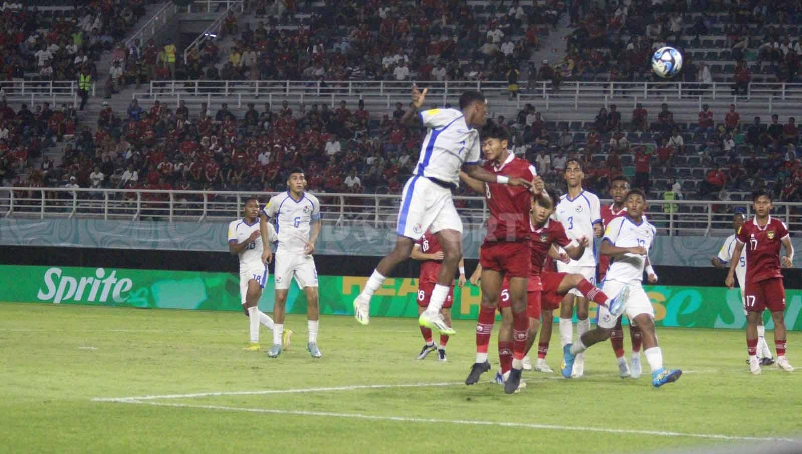 Sundulan pemain Panama U-17 gagal menjadi gol karena terganggu pemain Indonesia pada laga Piala Dunia U-17 di Stadion Gelora Bung Tomo, Senin (13/11/23). (Foto: Fitra Herdian/INDOSPORT)
