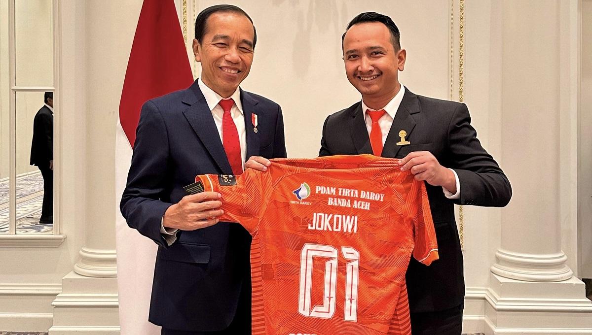 Presiden Jokowi berfoto bersama dengan Manajer Persiraja Banda Aceh, Ridha Mafdhul Gidong, dengan jersey Persiraja bernomor 01.
