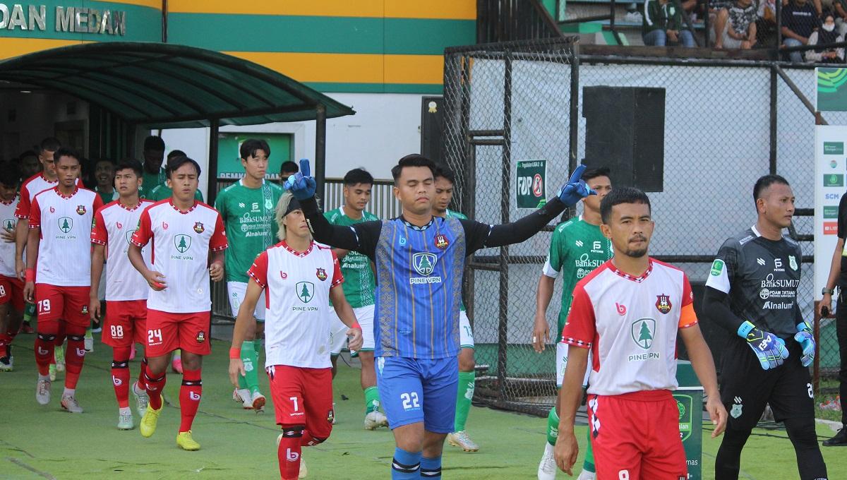 Skuat PSMS Medan dan Sada Sumut FC memasuki lapangan dalam laga lanjutan Grup 1 Liga 2 2023/24 di Stadion Teladan, Medan, Sabtu (11/11/23).