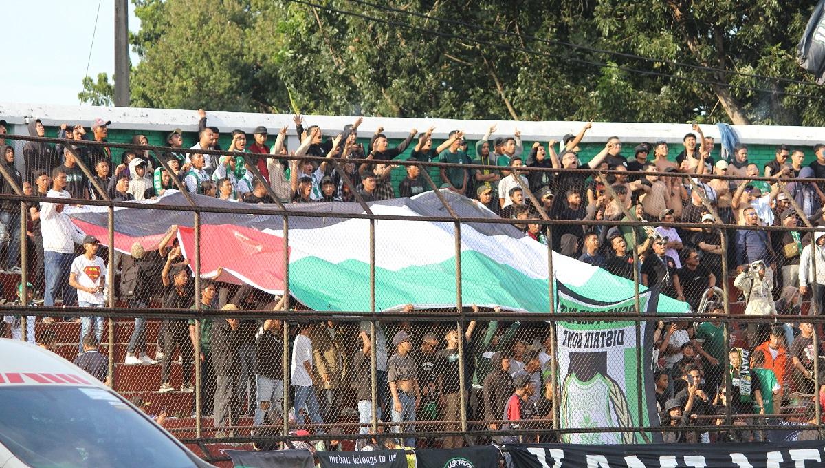 Bendera raksasa Palestina berkibar di sisi tribun utara Stadion Teladan saat laga PSMS Medan vs Sada Sumut FC.