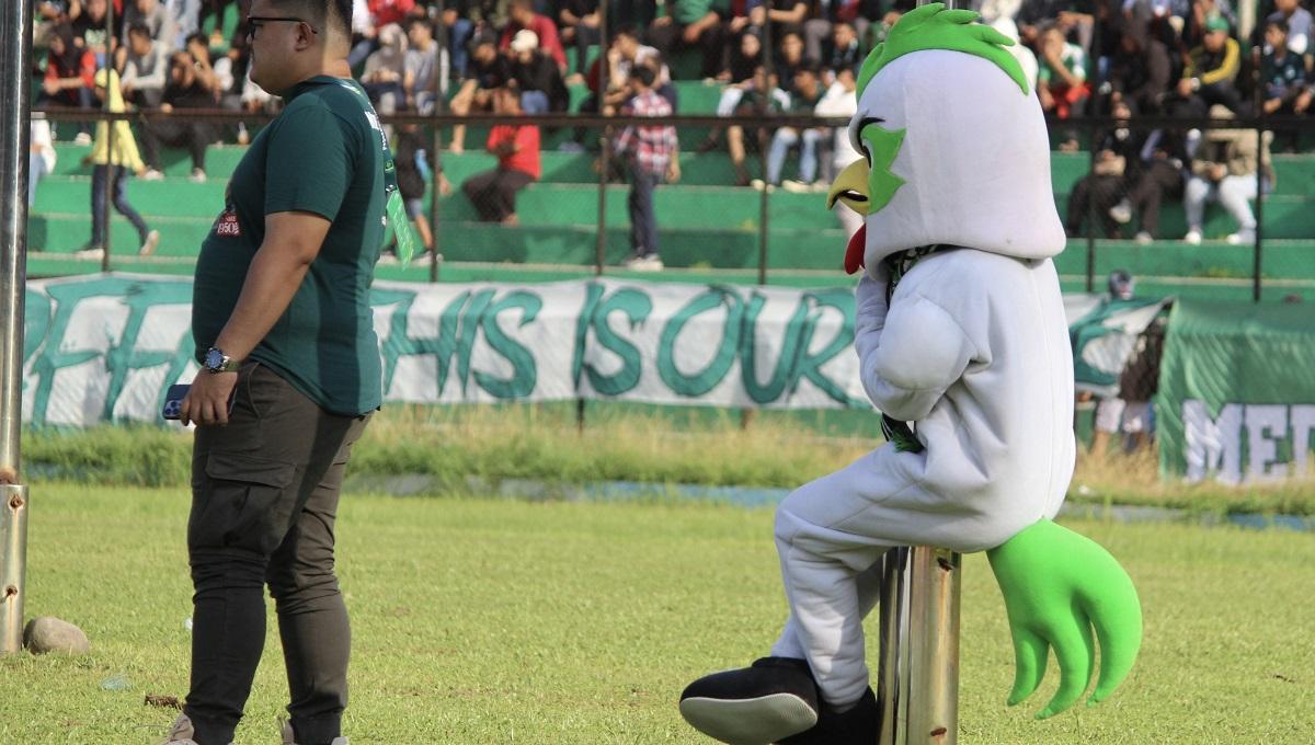 Maskot Ayam dampingi kesebelasan PSMS Medan di pinggir lapangan di laga terakhir di Stadion Teladan sebelum rencana direvitalisasi.