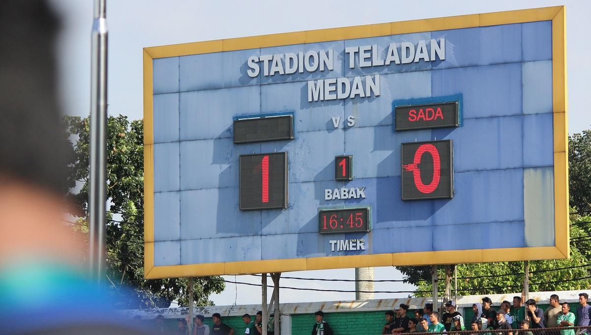 Papan skor Stadion Teladan saat PSMS Medan unggul 1-0 atas Sada Sumut FC.