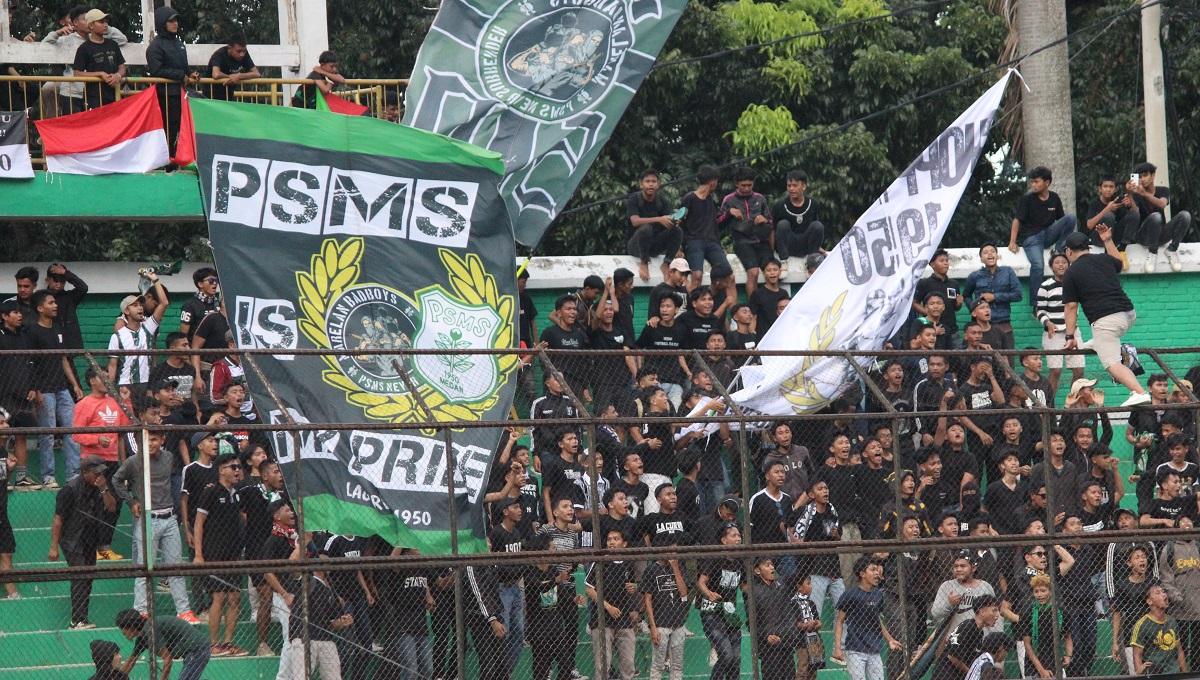 Kelompok suporter memberikan dukungan saat laga terakhir PSMS Medan di Stadion Teladan sebelum direvitalisasi.