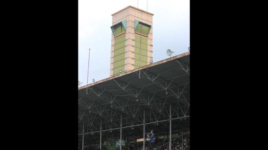 Menara ikonik Stadion Teladan saat laga terakhir PSMS Medan sebelum rencana direvitalisasi.