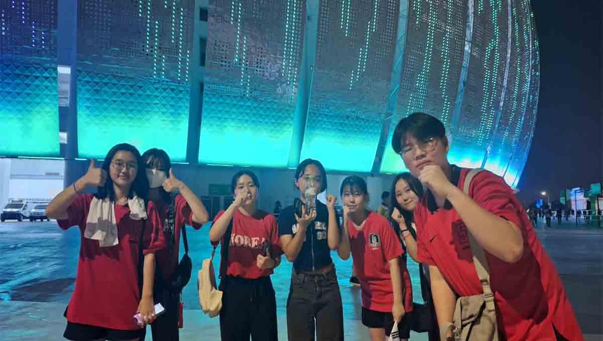 Suporter Korea Selatan nonton Piala Dunia U-17.