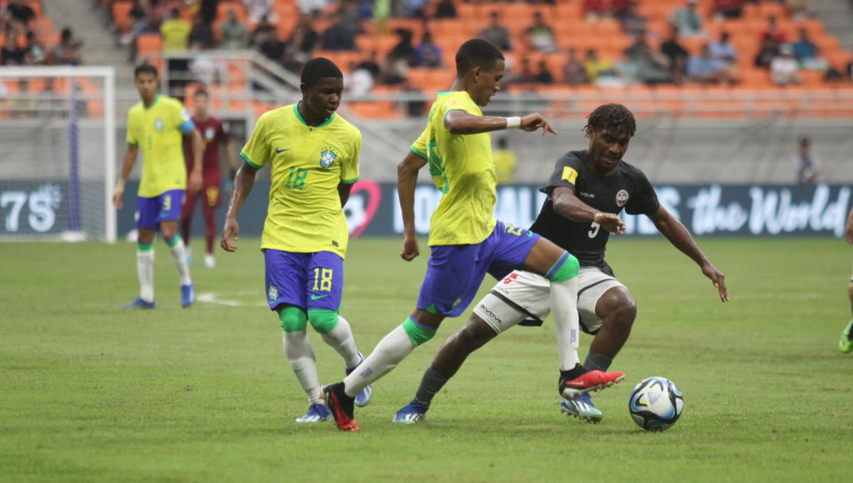 Pemain Brasil, Elias Kaua mencoba melewati hadangan pemain Kaledonia Baru pada laga kedua fase grup C Piala Dunia U-17 2023 di Stadion JIS, Selasa (14/11/23).