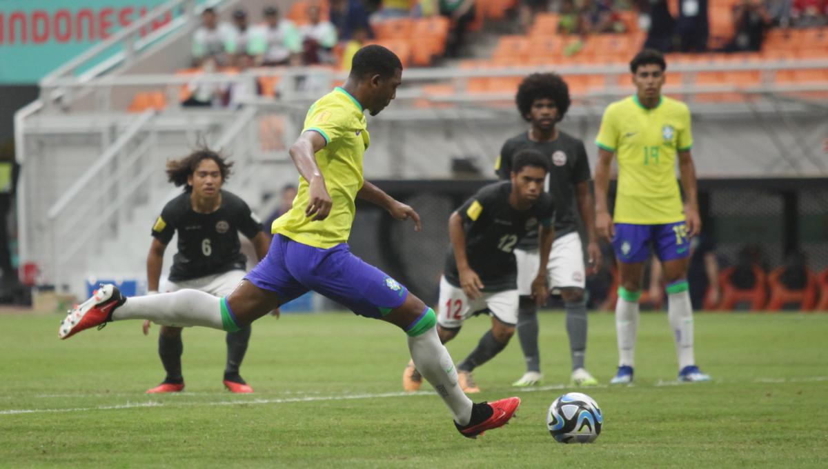 Pemain Brasil, Elias Kaua mengeksekusi penalti ke gawang Kaledonia Baru pada laga kedua fase grup C Piala Dunia U-17 2023 di Stadion JIS, Selasa (14/11/23).